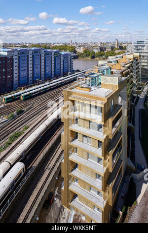 Vista ad alto livello della casa di Faraday con roof-top garden e i binari della ferrovia. Casa di Faraday a Battersea Power Station di Londra, Regno Unito. Architetto Foto Stock