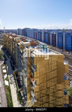 Vista ad alto livello della casa di Faraday con roof-top giardini e i binari della ferrovia. Casa di Faraday a Battersea Power Station di Londra, Regno Unito. Architec Foto Stock