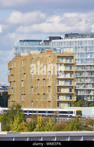 Vista ad alto livello della casa di Faraday con i binari della ferrovia e il contesto. Casa di Faraday a Battersea Power Station di Londra, Regno Unito. Architetto: dRMM ( Foto Stock