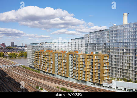 Vista ad alto livello della casa di Faraday con i binari della ferrovia e il contesto. Casa di Faraday a Battersea Power Station di Londra, Regno Unito. Architetto: dRMM ( Foto Stock