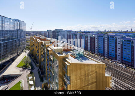 Vista ad alto livello della casa di Faraday con roof-top giardini e i binari della ferrovia. Casa di Faraday a Battersea Power Station di Londra, Regno Unito. Architec Foto Stock