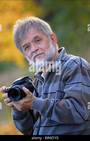 Il vecchio uomo con grande fotocamera Foto Stock