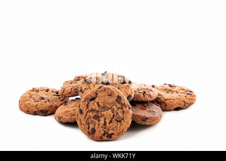 Deliziosi pezzetti di cioccolato isolato su sfondo bianco Foto Stock