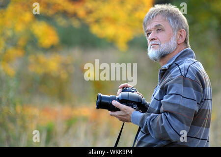 Senior uomo cercando motivo Foto Stock