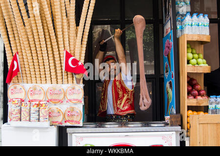 ISTANBUL, Turchia - 15 giugno 2019: Unidentified venditore turco di gelati a Istanbul, Turchia. Tradizionale turca di gelato è stata fatta con salep, pro Foto Stock