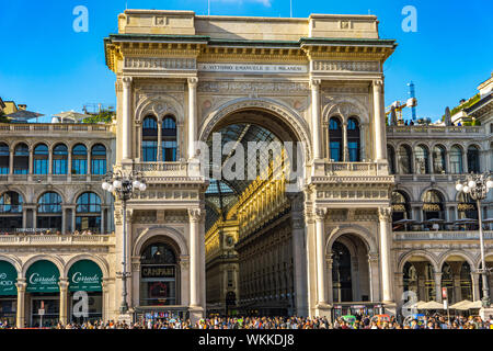 Persone non identificate della Galleria Vittorio Emanuele II a Milano, Italia Foto Stock