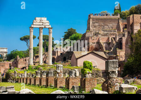 Roma, Italia - Aprile 2018: resti del tempio di Castore e Polluce e la Basilica Giulia al Foro Romano a Roma Foto Stock