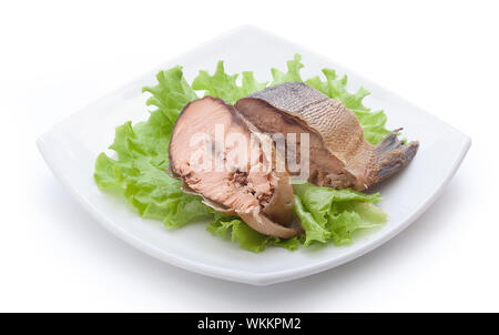 Pezzi di fumato gobbo di salmone fresco con insalata verde sulla piastra bianca Foto Stock