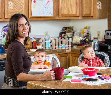 Sorridente madre pone con il suo bebè Foto Stock