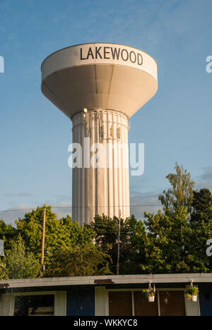 La città di Lakewood Water Tower, Lakewood, WA. Questa vista mostra la parabola satellitare antenne e cavi attaccati alla torre d'acqua. Foto Stock