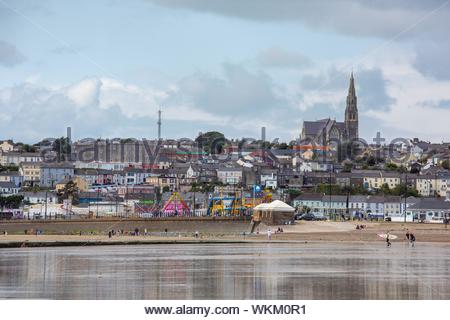 Una vista della città balneare di Tramore in Irlanda adottate dalla spiaggia in un giorno d'estate. Foto Stock