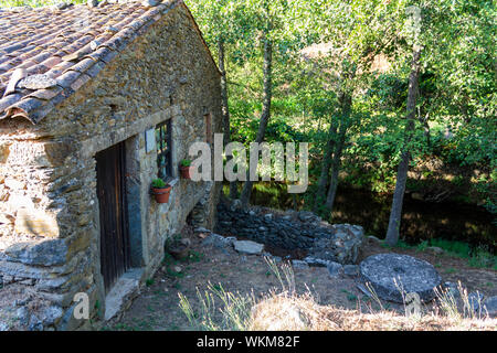 Una casa di campagna con la natura che circonda Foto Stock