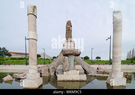 Un monumento fontana per il XXV Aprile rivoluzione in Lisbona, Portogallo. Foto Stock