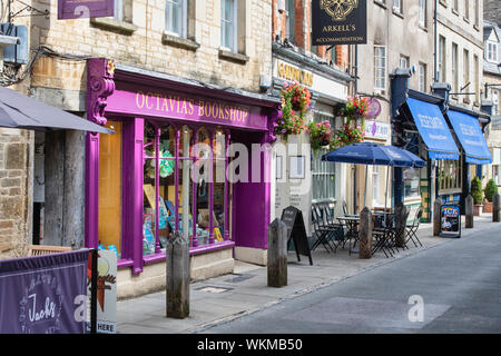 Negozi lungo black jack street. Cirencester, Cotswolds, Gloucestershire, Inghilterra Foto Stock