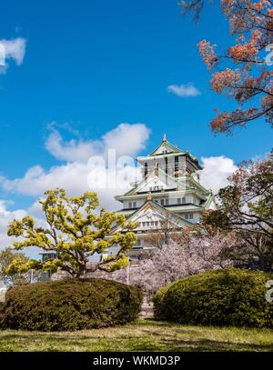 Il Castello di Osaka in il parco del Castello di Osaka, Chuo-ku, Osaka, Giappone Foto Stock