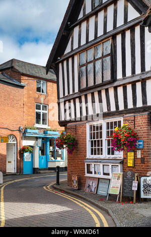 Rosso mattone edifici del periodo lungo Church street, Ledbury, Herefordshire, Inghilterra Foto Stock