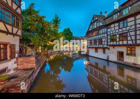 Semi-case con travi di legno sul canal, atmosfera serale, tanner trimestre, Strasburgo, Alsazia, Francia Foto Stock