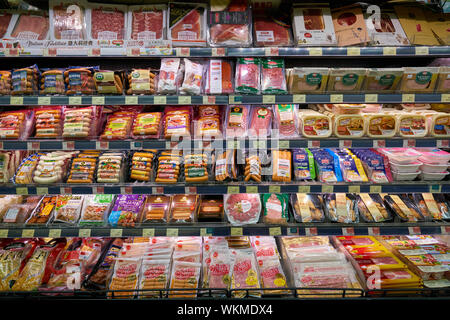 HONG KONG CINA - Circa febbraio, 2019: Prodotti a base di carne in esposizione al mercato di Jasons supermercato, di proprietà di caseificio del gruppo. Foto Stock