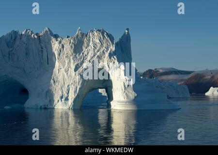 Iceberg nel sole di sera, Scoresbysund, a nord-est della Groenlandia Parco Nazionale, Groenlandia, Danimarca Foto Stock