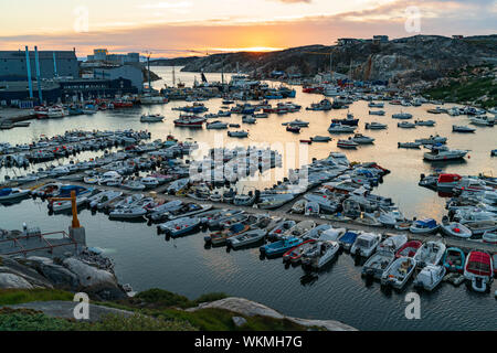 La Groenlandia Ilulissat nave da crociera del porto e barca in porto famoso Groenlandia destinazione turistica. Sunset City acqua e vista della città nella baia di Disko. Foto Stock