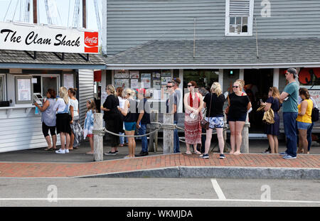 I clienti allineate di fronte il Clam Shack.ristorante.Kennebunkport.Maine.USA Foto Stock