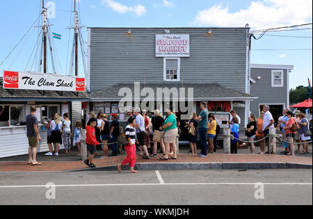 I clienti allineate di fronte il Clam Shack.ristorante.Kennebunkport.Maine.USA Foto Stock