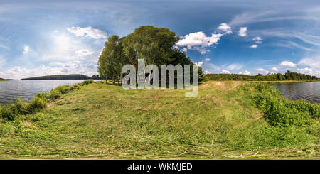 Visualizzazione panoramica a 360 gradi di Sferica perfetta hdri panorama a 360 gradi angolo di vista sulla costa di erba di enorme di fiume o di lago nella soleggiata giornata estiva e ventoso in equirettangolare