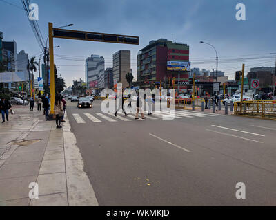 Il traffico pesante sulla principale autostrada Javier Prado nel quartiere di San Isidro Lima Peru Foto Stock