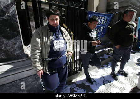 Buenos Aires, Buenos Aires, Argentina. 4 Sep, 2019. Recuperate i lavoratori della società incatenati stessi presso la banca centrale recinto per protestare contro la crisi economica. Credito: Claudio Santisteban/ZUMA filo/Alamy Live News Foto Stock