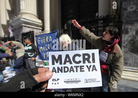 Buenos Aires, Buenos Aires, Argentina. 4 Sep, 2019. Recuperate i lavoratori della società incatenati stessi presso la banca centrale recinto per protestare contro la crisi economica. Credito: Claudio Santisteban/ZUMA filo/Alamy Live News Foto Stock