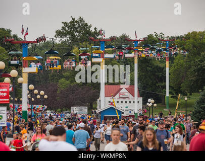 DES MOINES, IA /STATI UNITI D'America - 10 agosto: partecipanti alla Iowa State Fair. Migliaia di persone di riempimento del midway alla Iowa State Fair on August 10, 2014 in Foto Stock