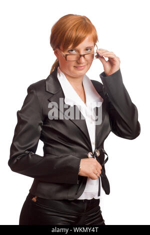 Redhead Business donna indossa abito nero isolato su bianco Foto Stock