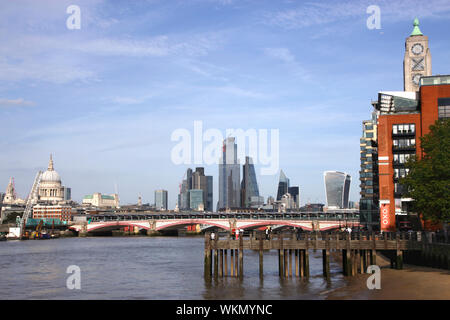 Il fiume Tamigi e sullo skyline di Londra vista dal South Bank estate 2019 Foto Stock
