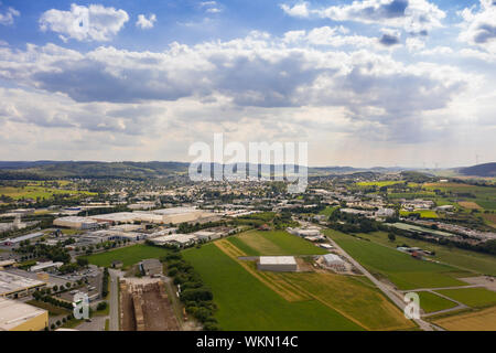 Dettagliata vista aerea da nord della città di Brilon affacciato sulla zona commerciale. Il settore lungo la strada Ostring. Foto panoramica. Foto Stock