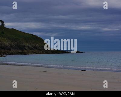 Plage de plouguerneau , presque île de kermorvan , bateau garés devant la plage avec des Falaises qui tombent dans l'océan , îlots Foto Stock