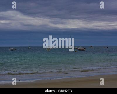 Plage de plouguerneau , presque île de kermorvan , bateau garés devant la plage avec des Falaises qui tombent dans l'océan , îlots Foto Stock