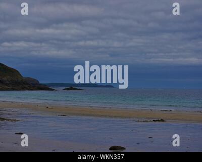 Plage de plouguerneau , presque île de kermorvan , bateau garés devant la plage avec des Falaises qui tombent dans l'océan , îlots Foto Stock