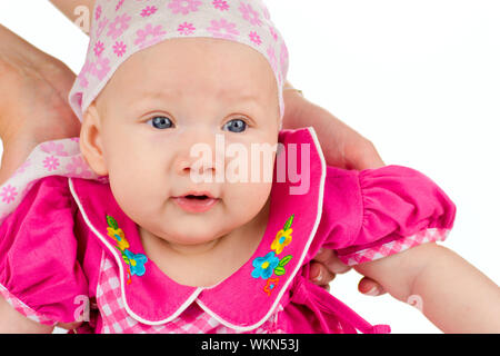 Adorabili babygirl indossando rosa chiude sostenuto da madre le mani isolato su bianco Foto Stock