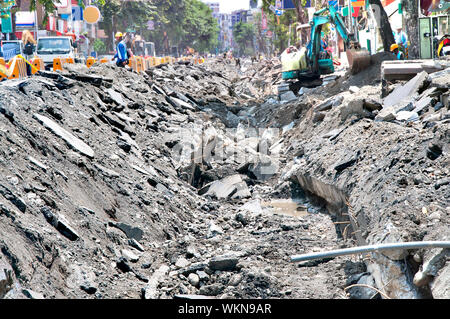 La rottura della strada dopo il terremoto, uragano Foto Stock