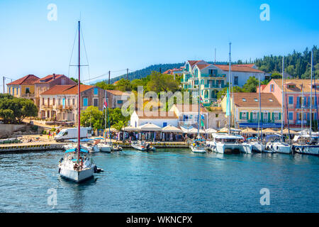 Il pittoresco villaggio di Fiskardo sull'isola di Cefalonia, Grecia Foto Stock