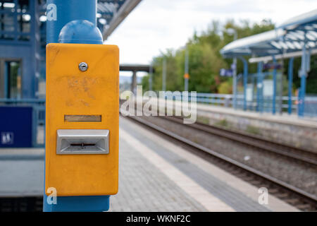 Timbro macchina al treno regionale sation Foto Stock