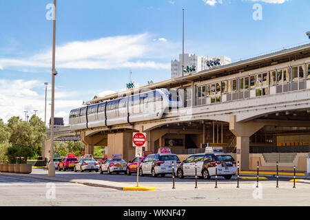 Las Vegas NV / STATI UNITI D'America - 11 Maggio 2019: La stazione della monorotaia e una linea di attesa taxi cabs nella parte posteriore della MGM Grand Hotel di Las Vegas, Nevada. Foto Stock