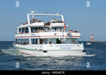 Escursione in barca sul fiume Unterwarnow, Warnemünde, Rostock, Meclemburgo-Pomerania Occidentale, Germania Foto Stock