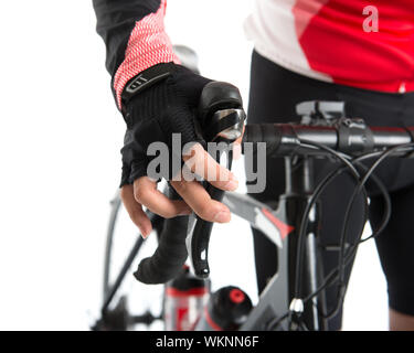 Biker di verifica o di controllo sul freno di bicicletta, isolato su sfondo bianco. Foto Stock