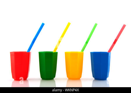 Colorati bicchieri in plastica con acqua potabile cannucce isolato su bianco Foto Stock