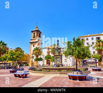 Plaza Alta quadrato di Algeciras, con la Nuestra Senora de la Palma parrocchia in background. Algeciras, la provincia di Cadiz Cadice, Andalusia, Spagna. Foto Stock