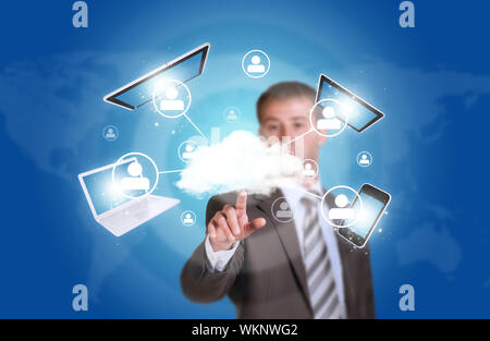 Business man tenere puntando il dito al cloud con componenti elettronici. Concetto tecnologico. Mappa del mondo come sfondo Foto Stock