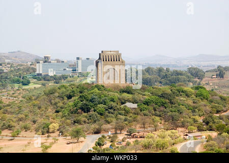 Il Monumento Voortrekker monumento sulla collina di Pretoria, Sud Africa come visto da Fort Skanskop Foto Stock