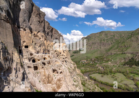 Famosa grotta città di Vardzia tagliato in alle pendici del monte Erusheti nella regione Samtskhe-Javakheti della Georgia Foto Stock