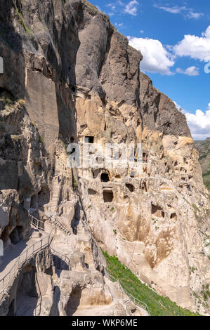 Famosa grotta città di Vardzia tagliato in alle pendici del monte Erusheti nella regione Samtskhe-Javakheti della Georgia Foto Stock